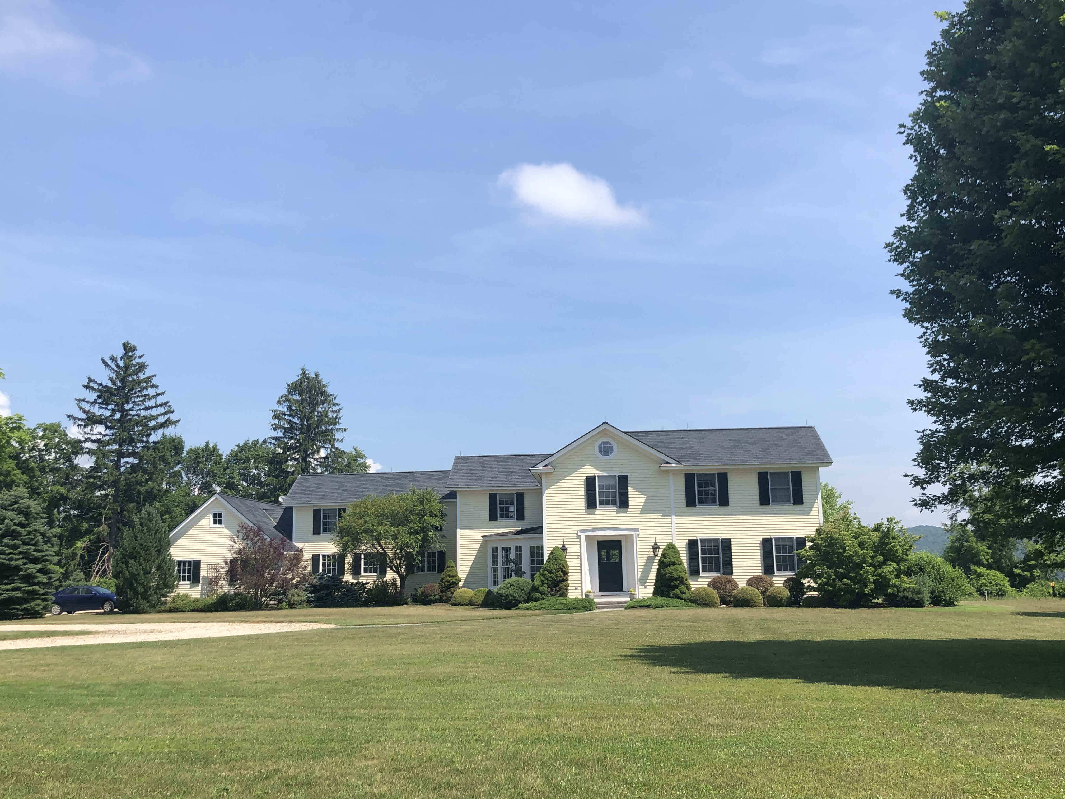 Building photograph for 10 HILLCREST LANE